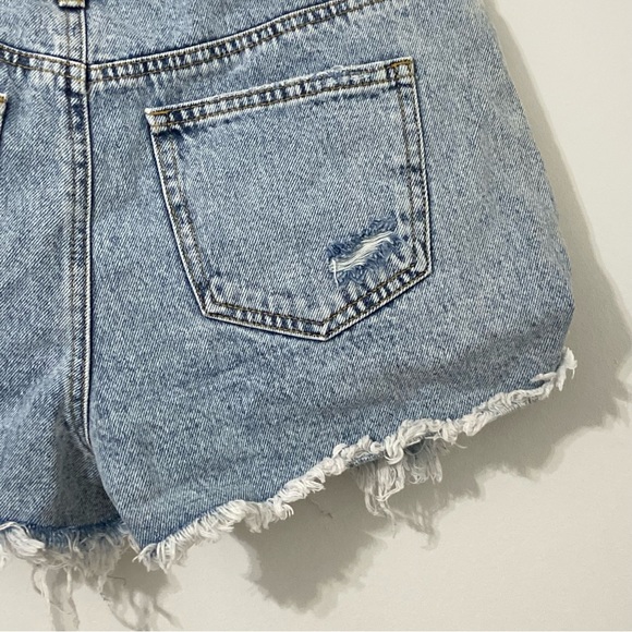 FOREVER 21 Trashed Distressed Concert Cut Off Mid Rise Slim Fit Shorts Size 28 - Picture 3 of 9